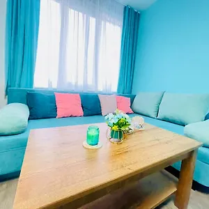 By The Sea - With Free Parking Apartment